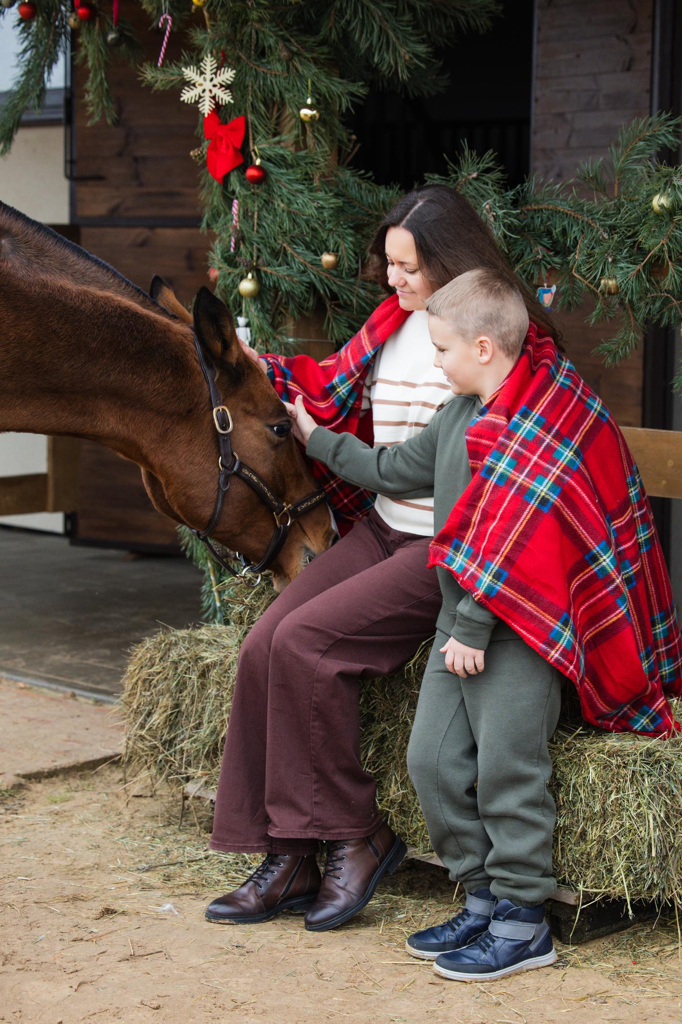Ludmila, her son & Aibike · photo 7